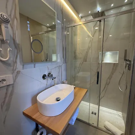 J & R Guest house *